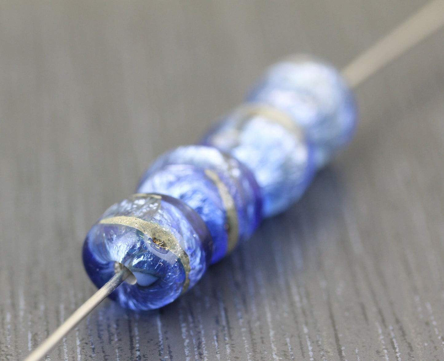 2 Paires de perles en verre filé au chalumeau rondes perles bleu lavande, bleu ciel Anne Londez SRA Sea Rocks Violet