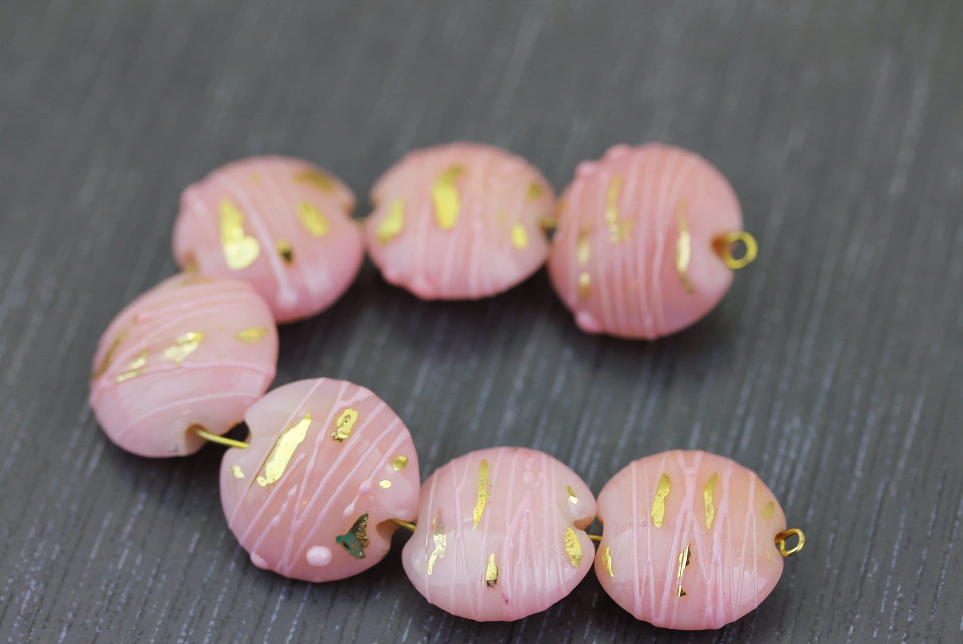 Lot de 7 Perles roses & or lentilles pour colliers. Perles de verre plates bombées rayées dorées 24k. Verre filé au chalumeau.Lampwork